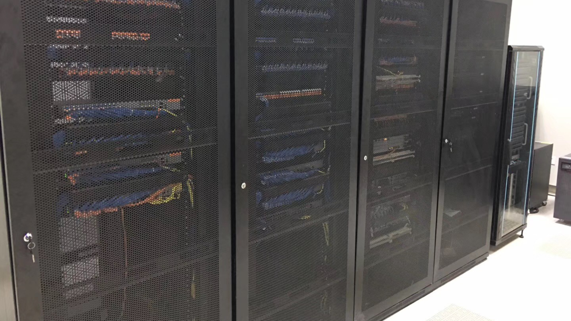 機柜廠家?guī)私饩W(wǎng)絡(luò)機柜的布線方式